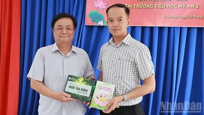 Ông Lê Minh Hoan trao quà tặng Trường tiểu học Mỹ An 2.
