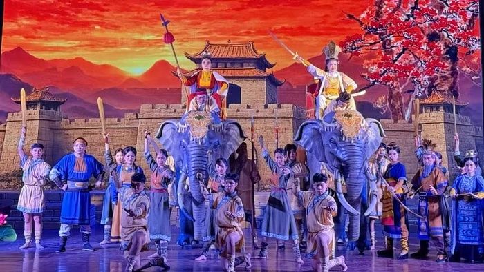 Hình tượng voi trận được đưa lên sân khấu.