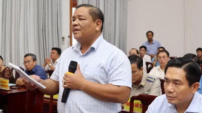 Bí thư Đảng ủy xã Tân Trụ Đặng Hoàng Tuấn báo cáo tham luận.