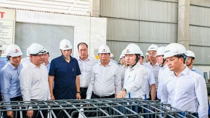 Bộ trưởng và đoàn công tác thăm nhà máy sản xuất tấm vỏ hầm segment.