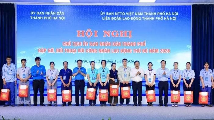 Đồng chí Vũ Đại Thắng và đồng chí Nguyễn Anh Tuấn trao quà tặng công nhân, lao động. (Ảnh: ĐÌNH HIỆP)