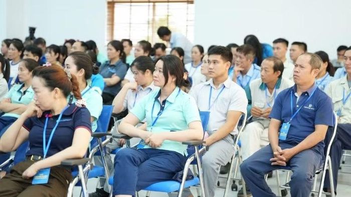 Hơn 100 công nhân, lao động tham dự đối thoại. (Ảnh: HỮU CHÁNH)
