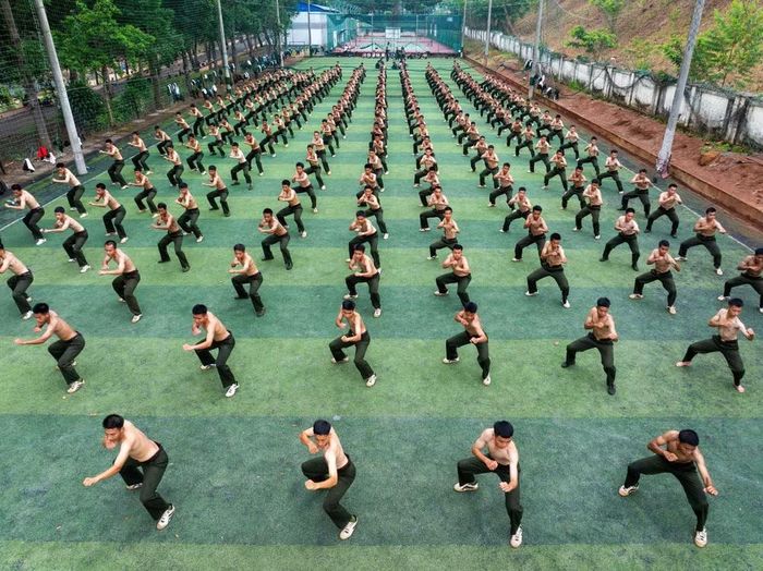 Chiến sĩ nghĩa vụ Trung đoàn Cảnh sát cơ động Tây Nguyên hăng say luyện tập võ thuật, nâng cao thể lực, kỹ chiến thuật và khả năng sẵn sàng chiến đấu.