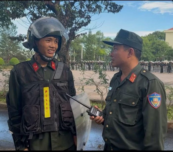 Đồng chí Trung tá Dương Văn Thế thăm hỏi, động viên chiến sĩ Y A Niê trong quá trình huấn luyện, góp phần nâng cao tinh thần, ý chí hoàn thành tốt nhiệm vụ.