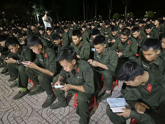Chiến sĩ nghĩa vụ huấn luyện tại Trung đoàn Cảnh sát cơ động Tây Nguyên nghiêm túc tham gia bài kiểm tra chuyển đổi số, thể hiện tinh thần học tập, rèn luyện và thích ứng với yêu cầu nhiệm vụ trong thời đại công nghệ mới.