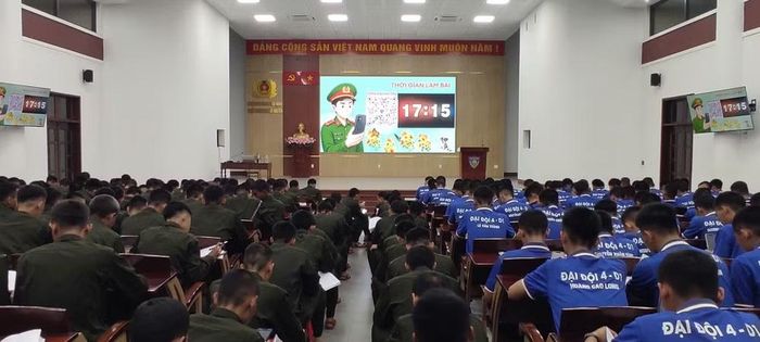 Chiến sĩ nghĩa vụ tại Trung đoàn Cảnh sát cơ động Tây Nguyên tham gia bài kiểm tra chuyển đổi số trong chương trình huấn luyện, nâng cao nhận thức và kỹ năng ứng dụng công nghệ thông tin phục vụ công tác, chiến đấu.