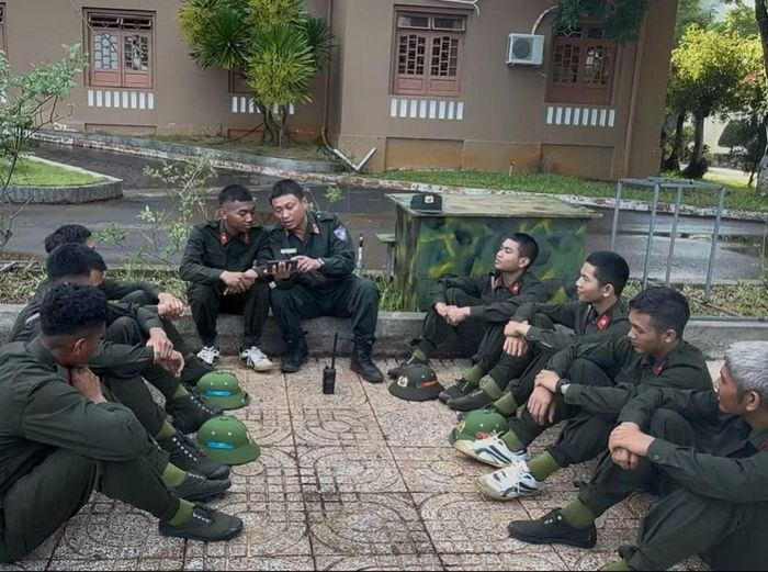 Trung tá Dương Văn Thế, Phó Trung đoàn trưởng Trung đoàn Tây Nguyên, Bộ Tư lệnh Cảnh sát cơ động hướng dẫn các chiến sĩ làm bài tập chuyển đổi số sau những giờ tập luyện võ thuật.