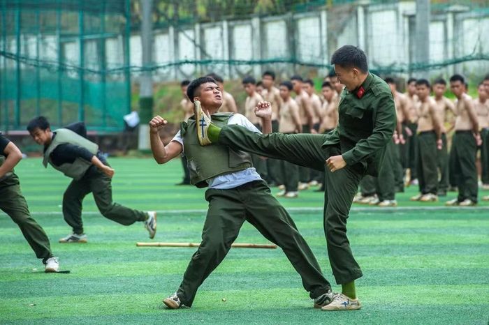 Chiến sĩ nghĩa vụ Trung đoàn Cảnh sát cơ động Tây Nguyên hăng say luyện tập võ thuật, nâng cao thể lực, kỹ chiến thuật và khả năng sẵn sàng chiến đấu.