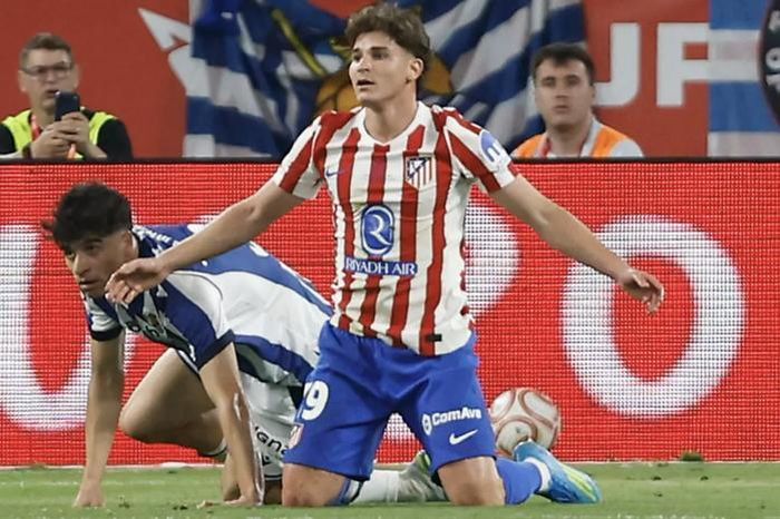 Julian Alvarez được Barcelona nhắm thay thế Lewandowski