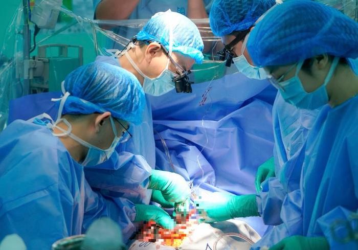 GS-TS-BS Nguyễn Hoàng Định, Phó Giám đốc Bệnh viện Đại học Y Dược TPHCM, thực hiện ca phẫu thuật tim ít xâm lấn
