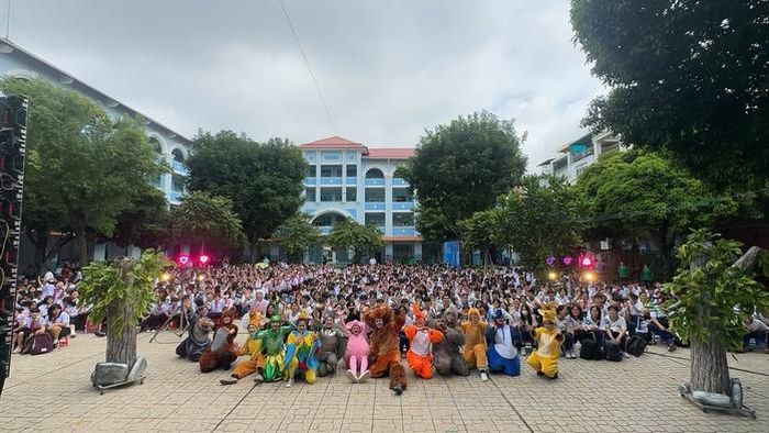 Khán giả học sinh yêu thích diễn viên của Nhà hát Kịch TP HCM