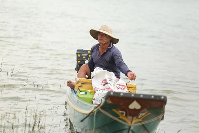 Cuộc sống của người dân nơi đây chủ yếu dựa vào nghề đánh bắt cá ven hồ.