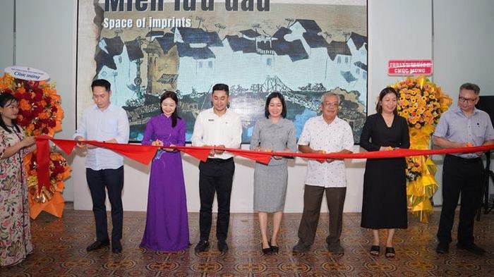 Các đại biểu cắt băng khai mạc trưng bày chuyên đề “Miền lưu dấu" tại Bảo tàng Mỹ thuật TPHCM chiều 28-5 nhằm chào mừng hội nghị