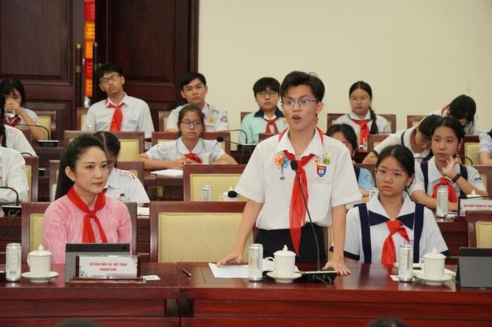 Trẻ em trình bày các ý kiến của mình với lãnh đạo TPHCM