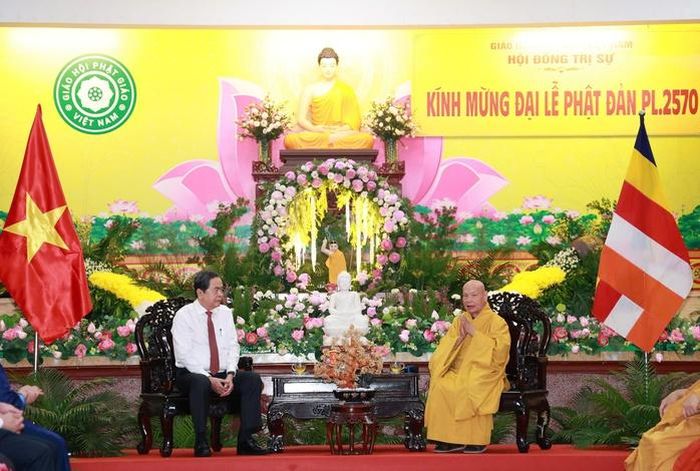 Đoàn lãnh đạo Đảng, Nhà nước, MTTQ Việt Nam thăm, chúc mừng Phật đản trưởng lão hòa thượng Thích Thiện Nhơn