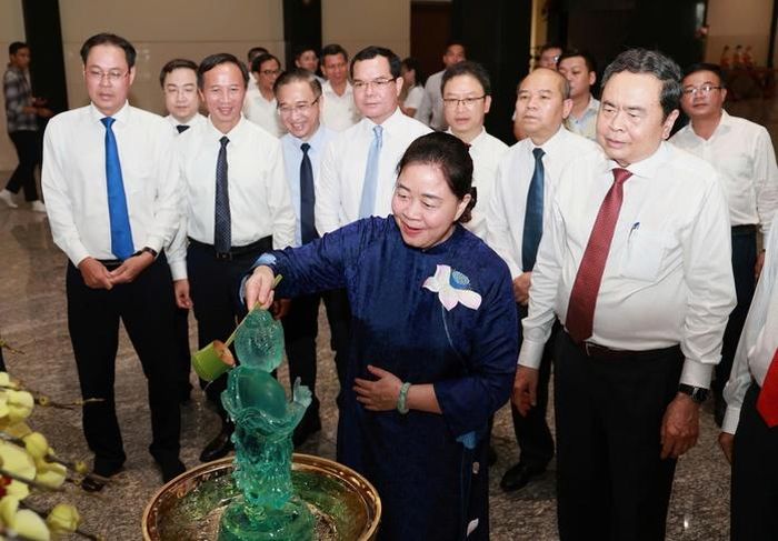 Chủ tịch Ủy ban Trung ương MTTQ Việt Nam Bùi Thị Minh Hoài thực hiện nghi thức tắm Phật