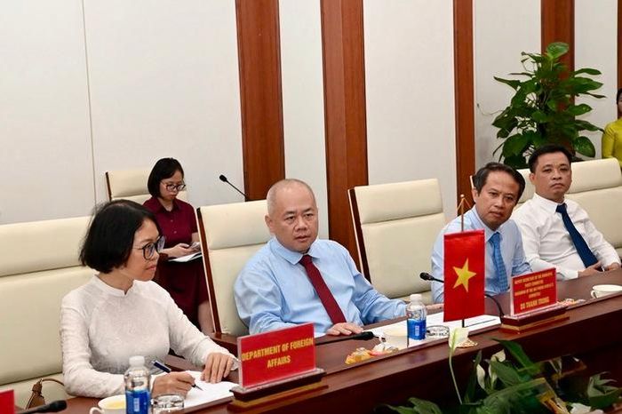 Chủ tịch UBND TP Hải Phòng Đỗ Thành Trung trao đổi về các triển vọng hợp tác hàng hải song phương