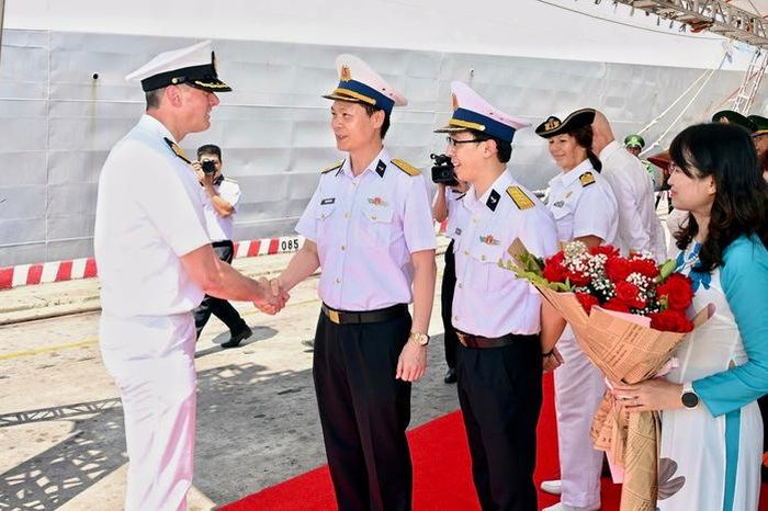 Lễ đón chính thức tàu Hải quân Hoàng gia Hà Lan HNLMS De Ruyter tại Cảng Tân Vũ