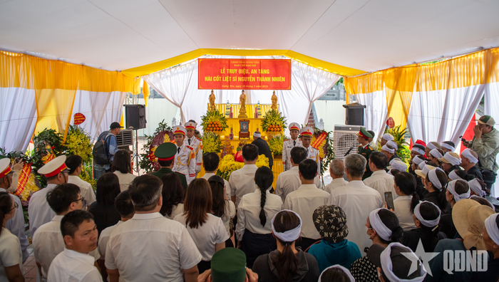  Phút mặc niệm tiễn đưa liệt sĩ Nguyễn Thành Nhiên. 