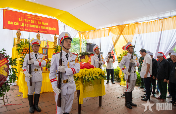 Buổi lễ truy điệu diễn ra trang trọng, thành kính. 