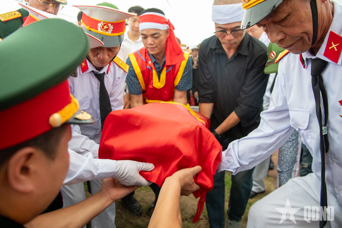  Lễ an táng hài cốt liệt sĩ Nguyễn Thành Nhiên.