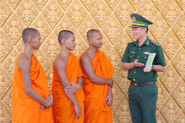 Cán bộ Đồn Biên phòng Cửa khẩu quốc tế Tịnh Biên tuyên truyền Luật Biên phòng Việt Nam cho người có uy tín trong đồng bào dân tộc Khmer ở phường Tịnh Biên. 
