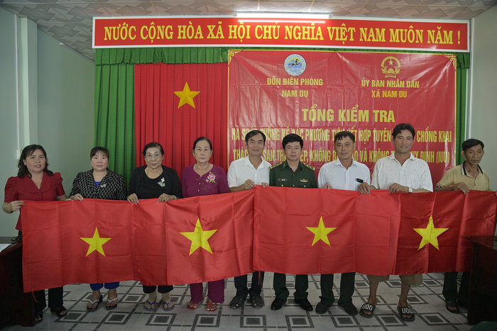 Đồn Biên phòng Nam Du tuyên truyền phối hợp, tặng cờ cho ngư dân ra khơi, yên tâm bám biển tại đặc khu Kiên Hải. 