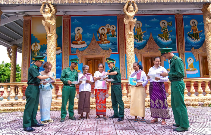 Đồn Biên phòng Nhơn Hưng tuyên truyền pháp luật cho đồng bào dân tộc Khmer phường Thới Sơn. 