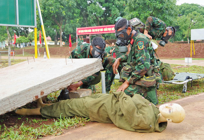 Kích tấm bị đổ sập để cứu nạn nhân.