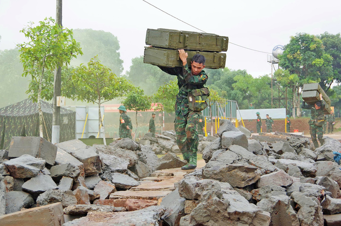 Vận chuyển kiện hàng trong khu vực sự cố. 