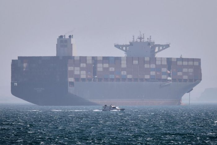 Một tàu container neo đậu tại eo biển Hormuz ngoài khơi Bandar Abbas (Iran), ngày 2-5. Ảnh: AP