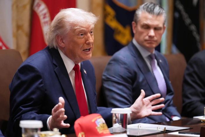 Tổng thống Mỹ Donald Trump (bên trái) phát biểu trong cuộc họp nội các ngày 27-5, tại Washington. Ảnh: AP