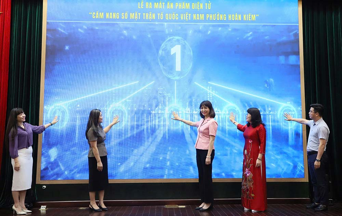 Ủy ban Mặt trận Tổ quốc Việt Nam phường Hoàn Kiếm (TP Hà Nội) ra mắt ấn phẩm điện tử cẩm nang số, tháng 4-2026. Ảnh: NAM VĨNH