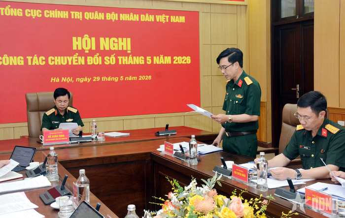 Chỉ huy Văn phòng Tổng cục Chính trị báo cáo kết quả công tác chuyển đổi số của Tổng cục tại hội nghị.