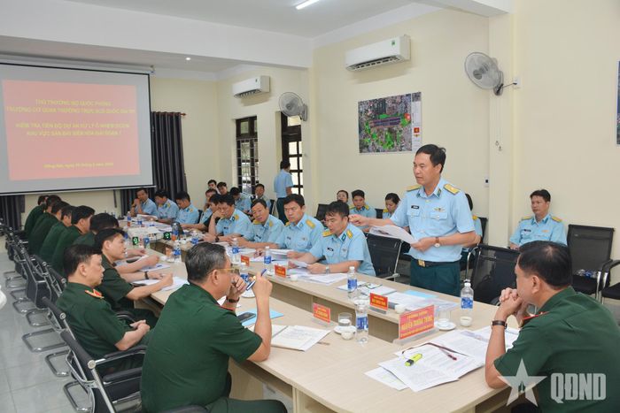 Thiếu tướng Bùi Thiên Thau, Phó tư lệnh Quân chủng Phòng không - Không quân, Trưởng ban Quản lý dự án xử lý ô nhiễm dioxin khu vực sân bay Biên Hòa báo cáo tiến độ dự án. 