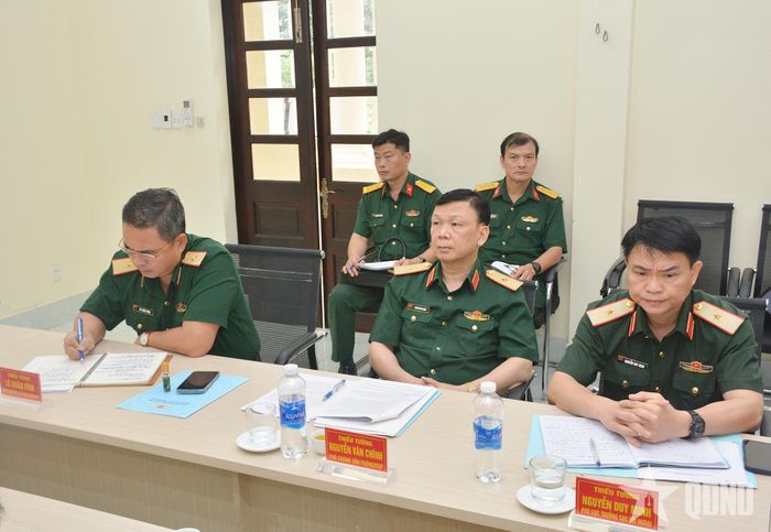 Các đại biểu tham dự buổi kiểm tra. 