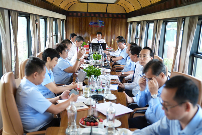  Đồng chí Đặng Sỹ Mạnh, Bí thư Đảng ủy, Chủ tịch Hội đồng thành viên Tổng công ty Đường sắt Việt Nam chủ trì họp Ban Thường vụ Đảng ủy, Hội đồng thành viên Tổng công ty trên toa xe chỉ huy.