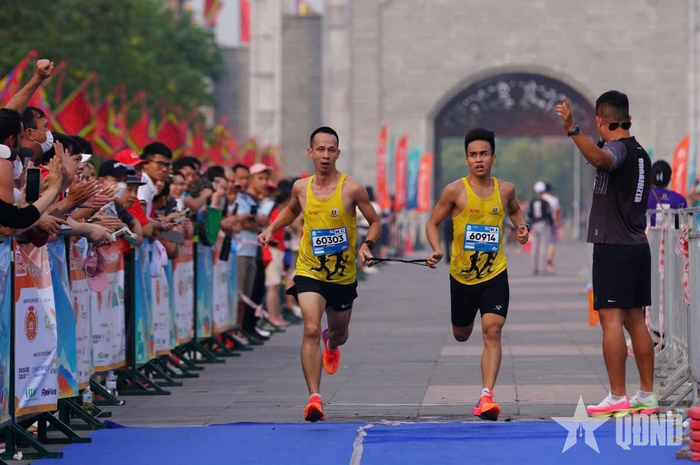  Vũ Tiến Mạnh (phải) cùng người dẫn đường chinh phục Giải chạy Đền Hùng Marathon 2025. 