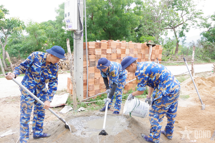 Các học viên trộn hồ tại điểm xây nhà thôn Ha Lá Hạ, xã Bác Ái.