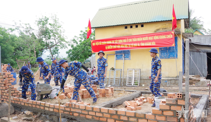 Dù thời tiết nắng nóng, các học viên vẫn tích cực tham gia xây nhà giúp dân.