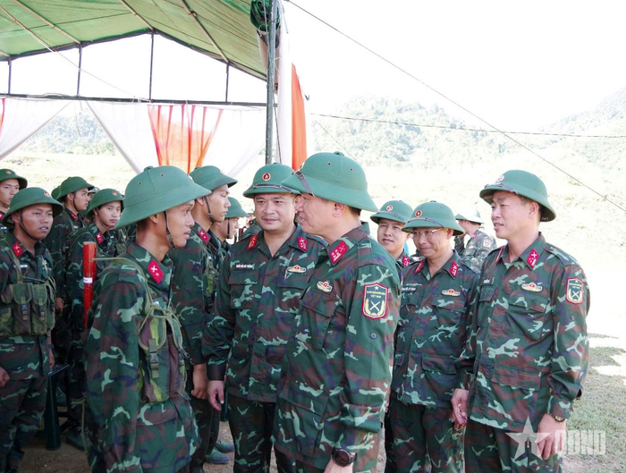Lãnh đạo, chỉ huy Sư đoàn 324 động viên bộ đội hoàn thành các nội dung.