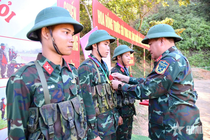 Đại tá Nguyễn Thao Trường, Sư đoàn trưởng Sư đoàn 324 trao hoa bắn giỏi tặng các chiến sĩ.