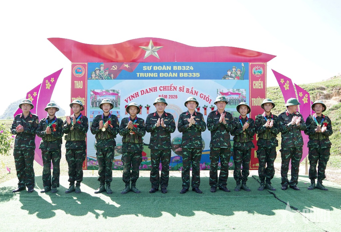 Lãnh đạo, chỉ huy Sư đoàn 324 với các chiến sĩ bắn giỏi.