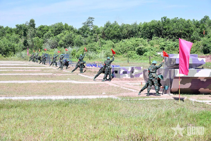 Chiến sĩ mới Tiểu đoàn 8, Trung đoàn 3, Sư đoàn 324 hoàn thành tốt bài kiểm tra đánh thuốc nổ.