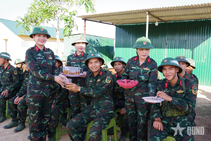 Hoạt động "Bát nước thao trường" duy trì thường xuyên, động viên các chiến sĩ hoàn thành tốt nhiệm vụ.