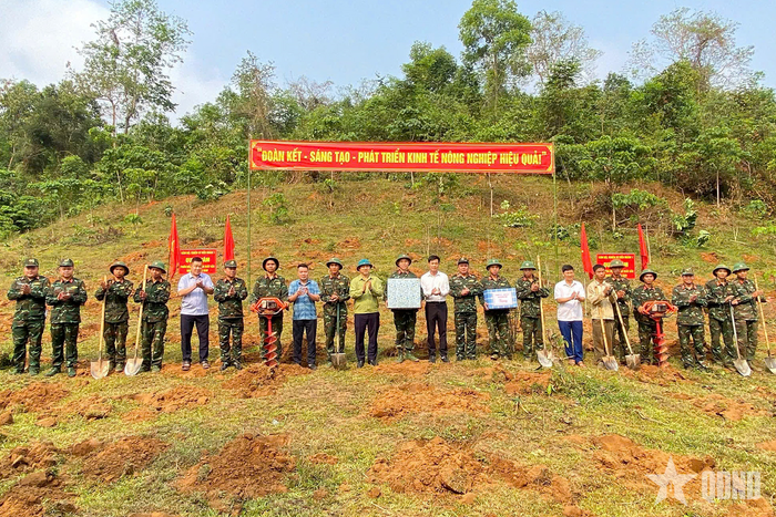 Chỉ huy Sư đoàn 355 và lãnh đạo địa phương thăm, động viên, trao quà tặng lực lượng thực hiện chiến dịch. Ảnh: QUANG QUÝ