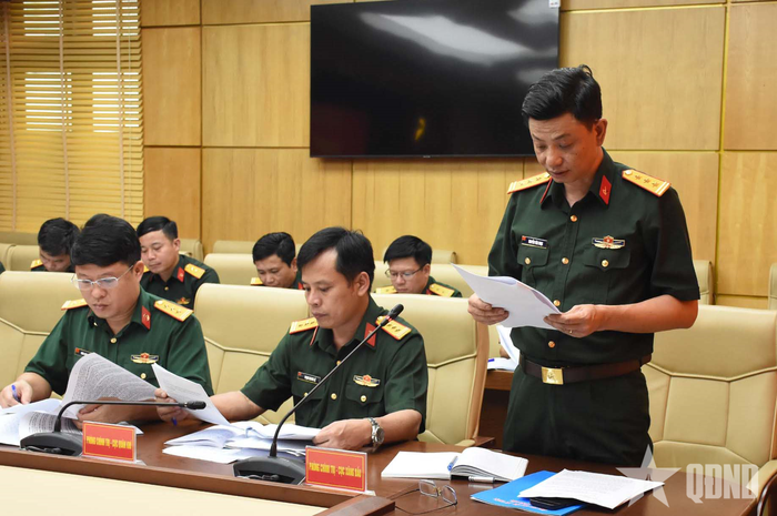  Thượng tá Nguyễn Văn Ngọc, Chủ nhiệm Chính trị Cục Xăng dầu trình bày báo cáo trung tâm tại hội nghị.