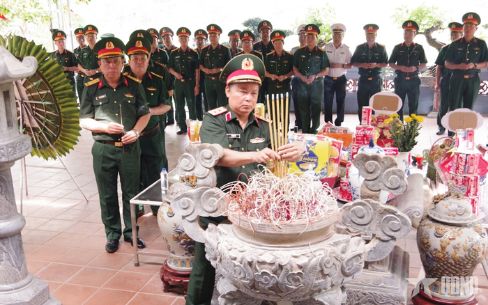  Trung tướng Vũ Kim Hà, Phó giám đốc Học viện Quốc phòng và các đại biểu dâng hương tại Đài hương 468, xã Thanh Thủy, tỉnh Tuyên Quang. 