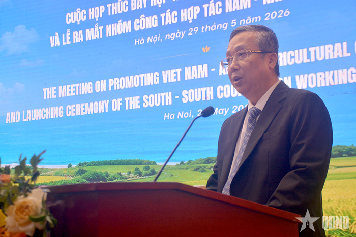 Thứ trưởng Bộ Nông nghiệp và Môi trường Hoàng Trung phát biểu tại cuộc họp ở điểm cầu Hà Nội. 