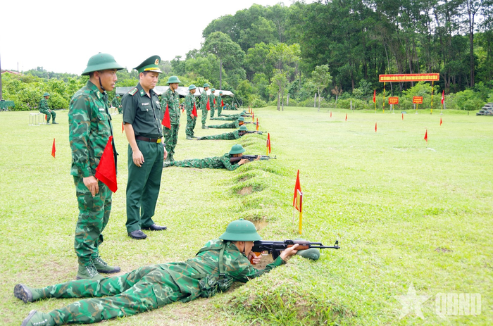 Chiến sĩ mới kiểm tra bắn súng AK bài 1.